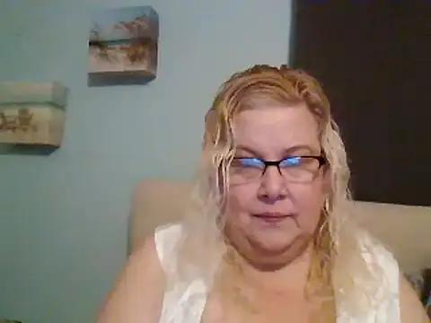 MandyandMore from StripChat is Freechat